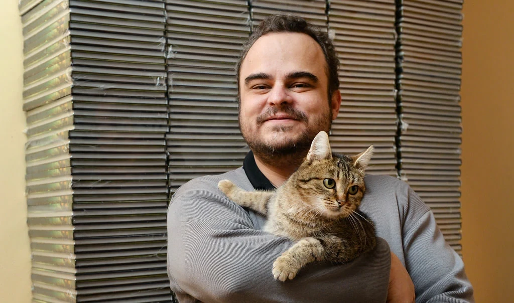 Никола Райков с котката си — снимка от профила в Капитал